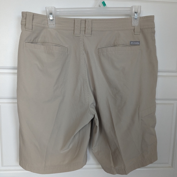 Izod Golf Shorts with an adjustable waist - Picture 2 of 8